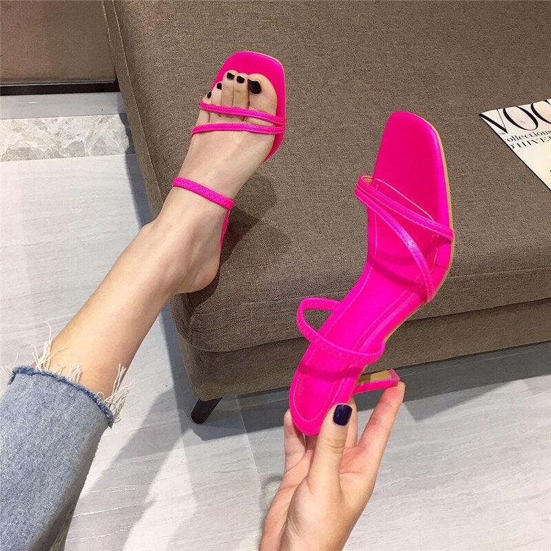 Sandales ouvertes carrées chic pour femmes avec talons moyens