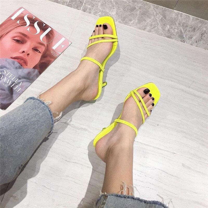 Sandales ouvertes carrées chic pour femmes avec talons moyens