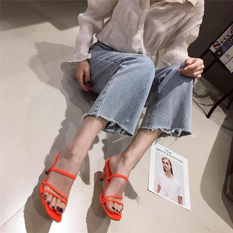 Sandales ouvertes carrées chic pour femmes avec talons moyens