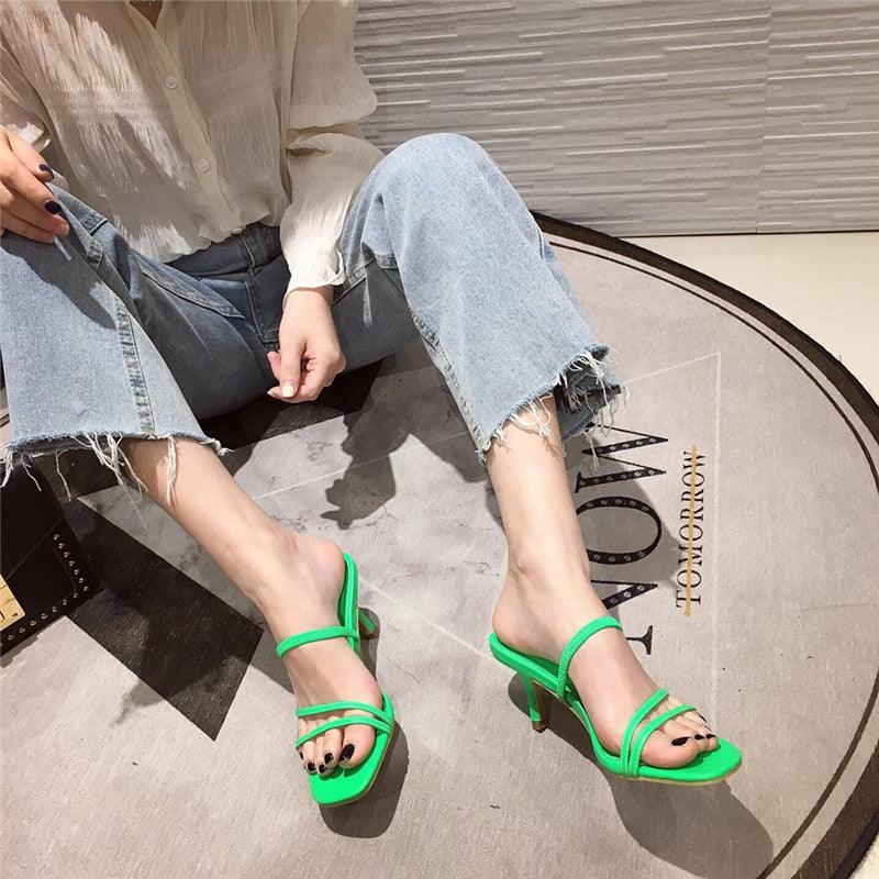 Sandales ouvertes carrées chic pour femmes avec talons moyens