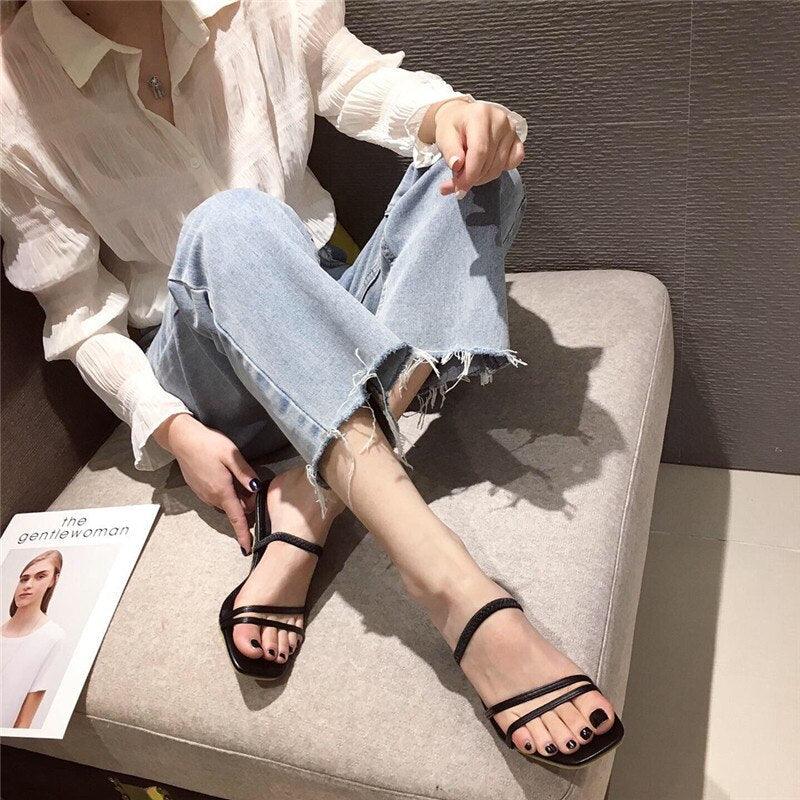 Sandales ouvertes carrées chic pour femmes avec talons moyens