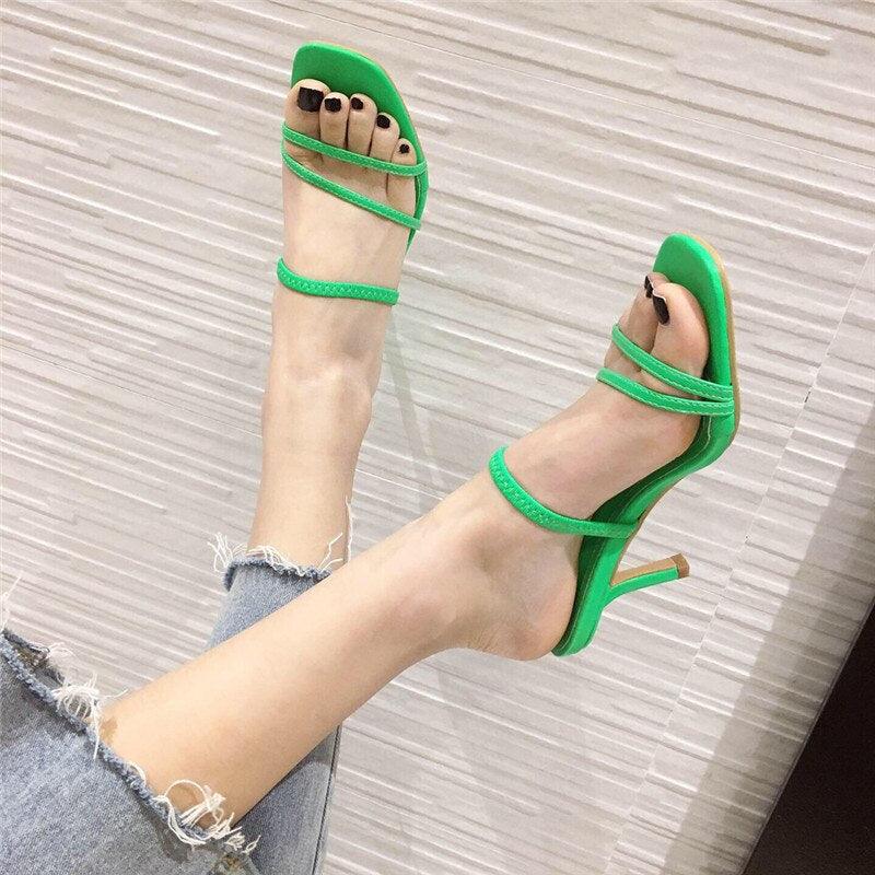 Sandales ouvertes carrées chic pour femmes avec talons moyens