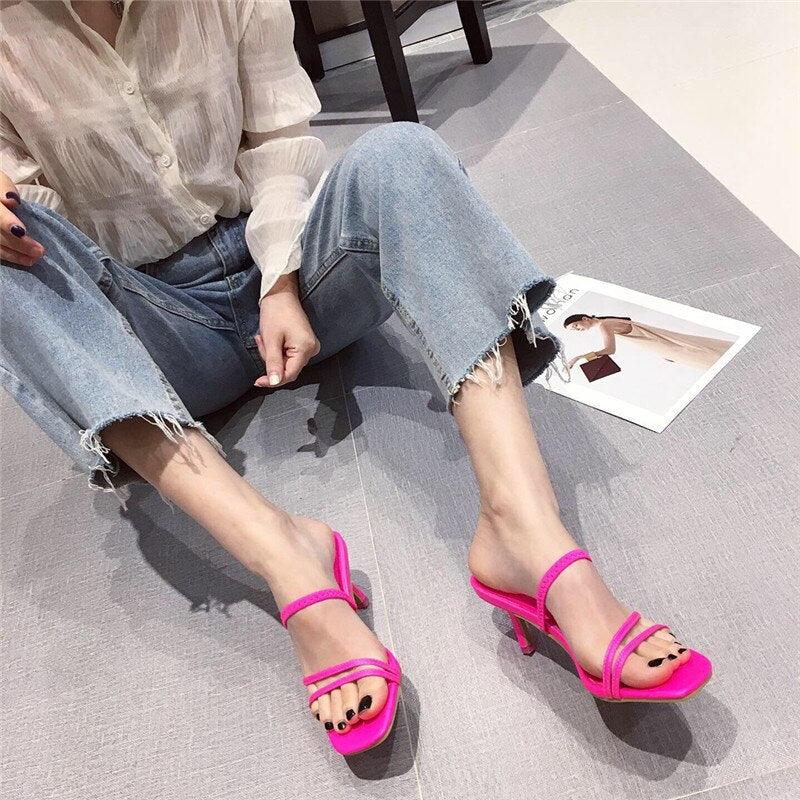 Sandales ouvertes carrées chic pour femmes avec talons moyens