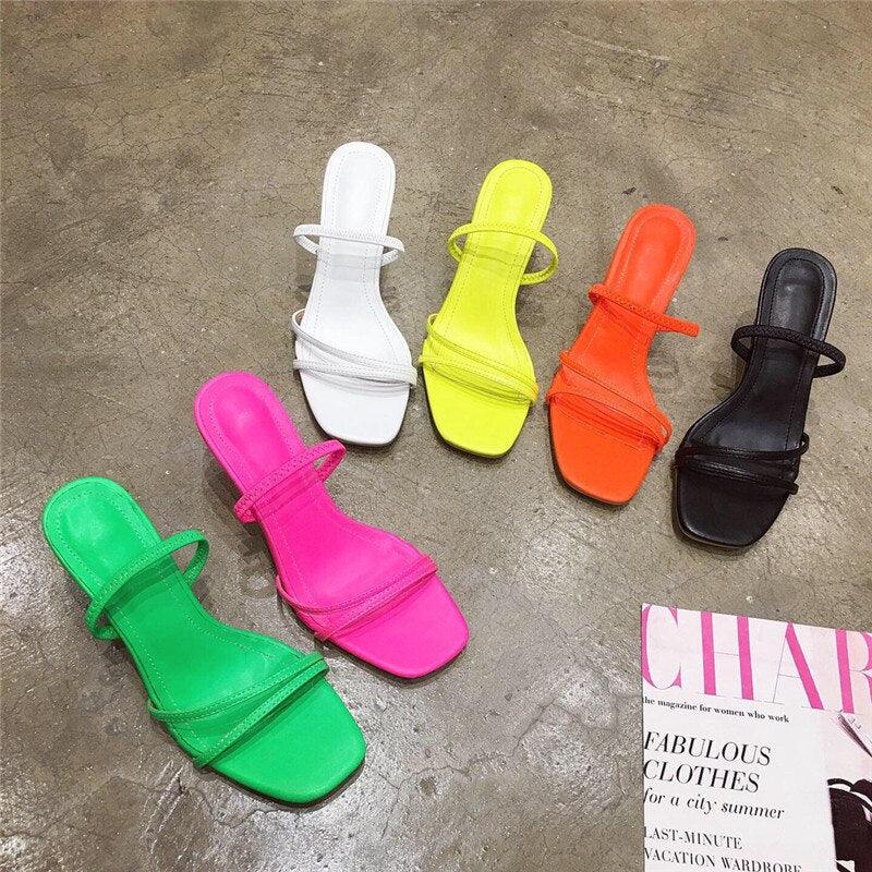 Sandales ouvertes carrées chic pour femmes avec talons moyens