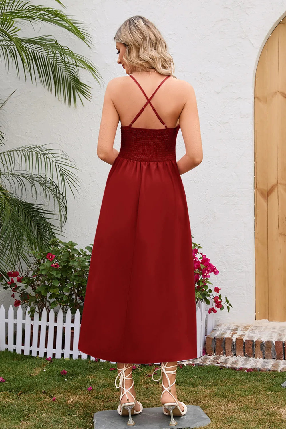 Vestido de tirantes cruzados con fruncido