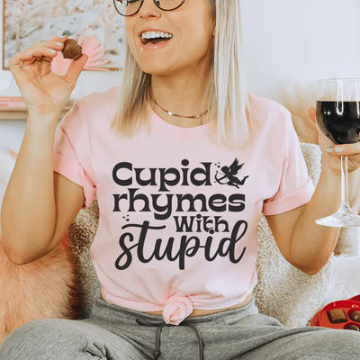 Le T-shirt Cupid Rime Avec Stupide