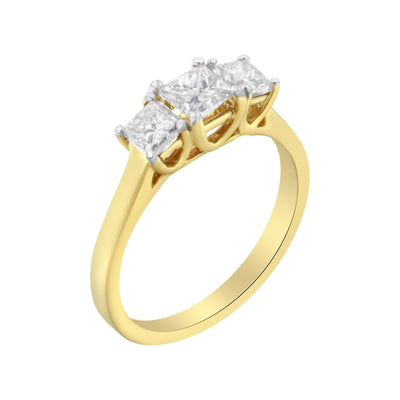 Bague en or jaune 10K avec diamants taille princesse à trois pierres - Taille 6
