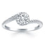Anillo de Compromiso con Halo de Diamantes en Oro Blanco de 14k con Diseño Bypass