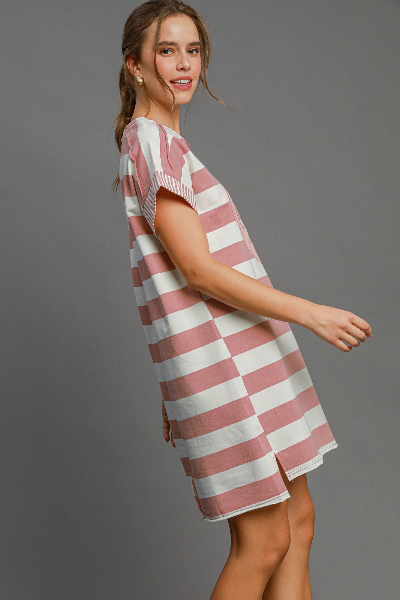 Vestido Mini de Rayas con Aplique de Paz de Manga Corta