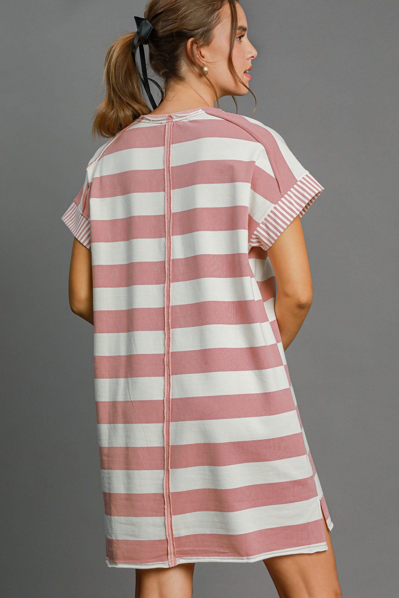 Vestido Mini de Rayas con Aplique de Paz de Manga Corta