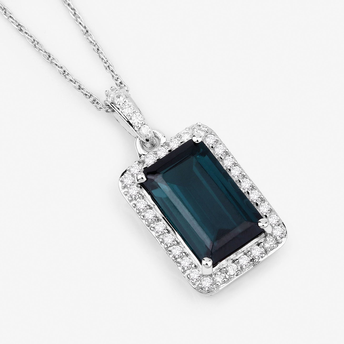 Colgante de Turmalina Verde de 3.55 Quilates y Diamantes Blancos en Oro Blanco de 14K