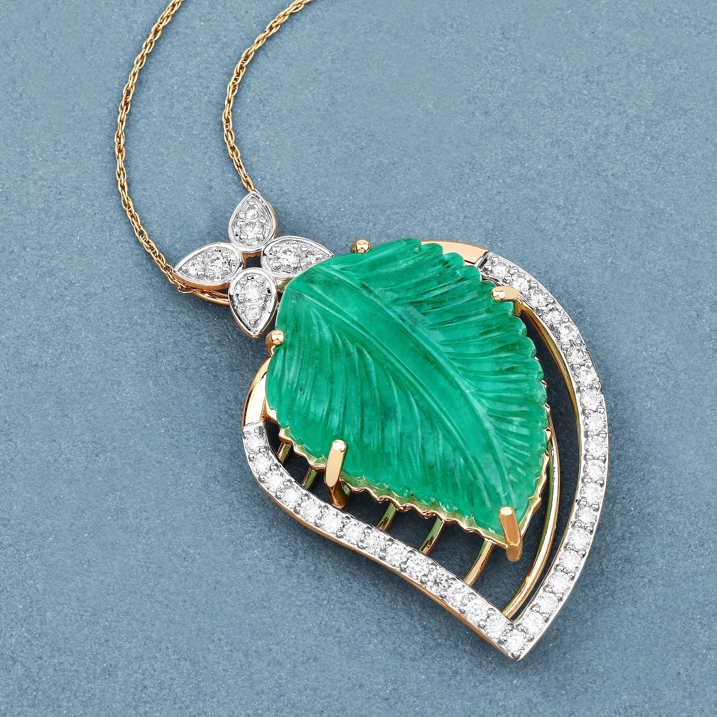 Colgante de Esmeralda Colombiana de 29.67 Quilates y Diamante en Oro de 14K