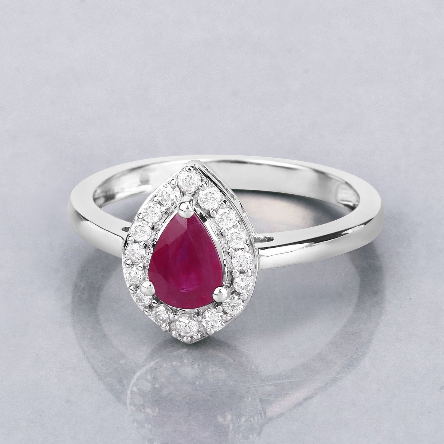 Anillo de Compromiso de Rubí y Diamante de 0.92 Quilates en Oro Blanco de 14K