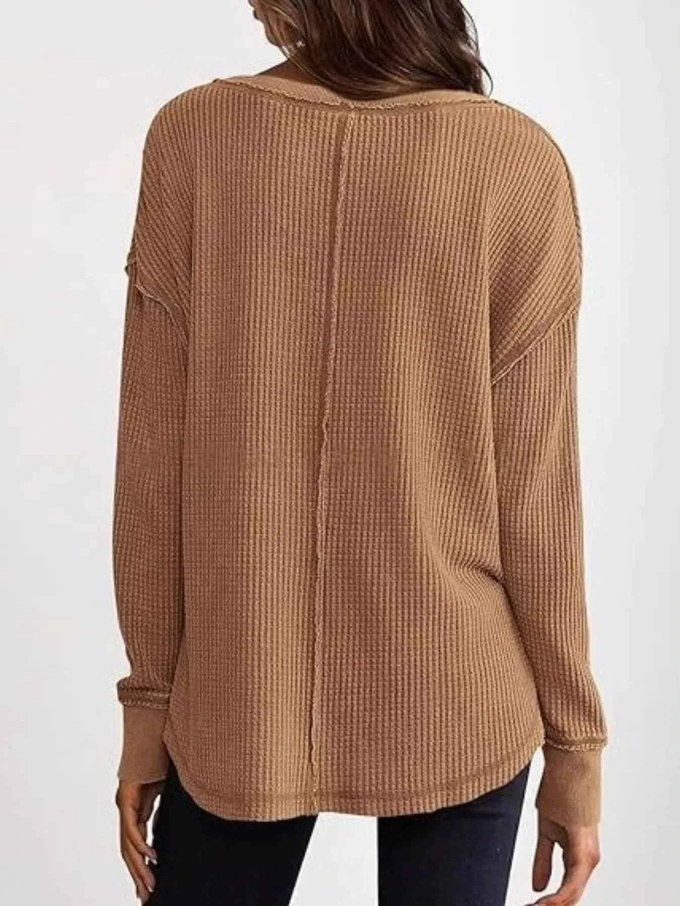Camiseta de manga larga con corte y escote en V