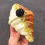 Pastel de Croissant de Chocolate Blanco y Pistachos - 10 Piezas