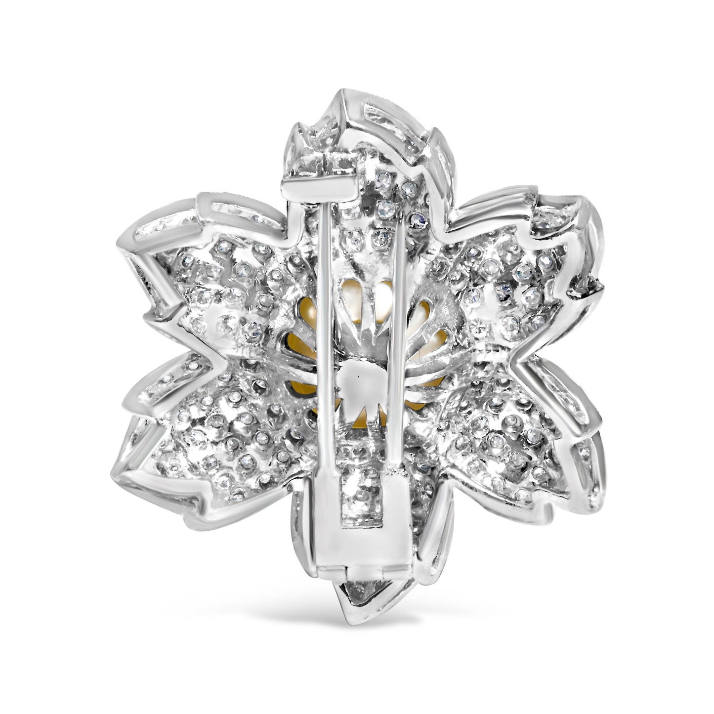 Broche de Flor de Diamante y Perla Cultivada en Oro Blanco de 18K