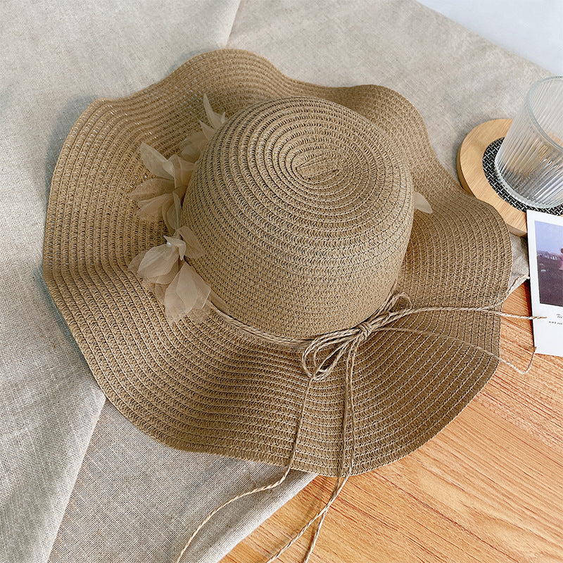 Chapeau de soleil en paille élégant et grand avec design floral
