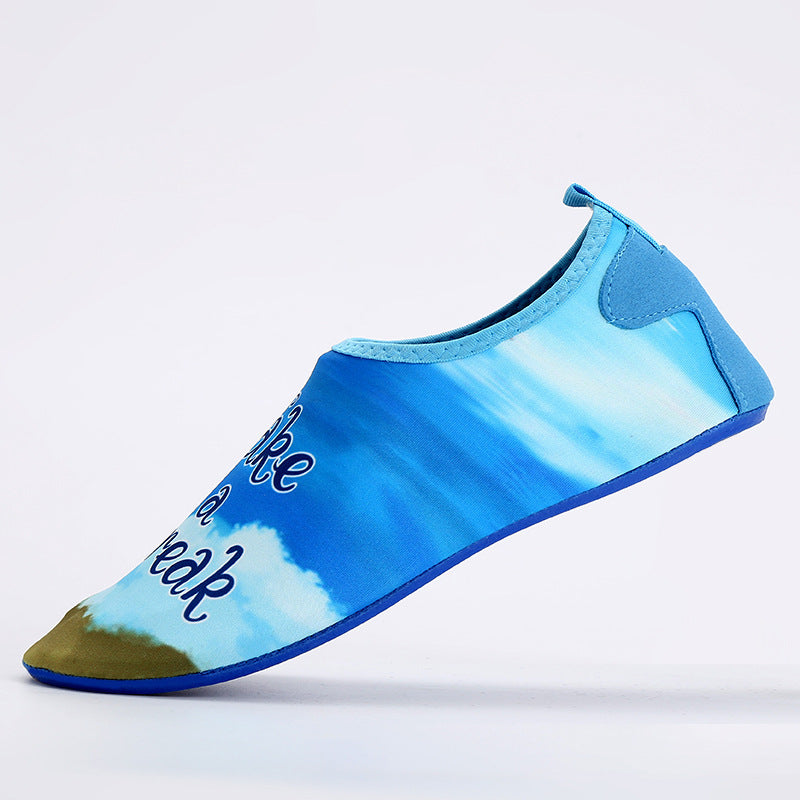 Zapatos de buceo de moda para mujer en la playa