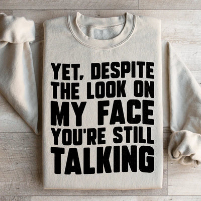 Sudadera "A pesar de la mirada en mi cara, sigues hablando"