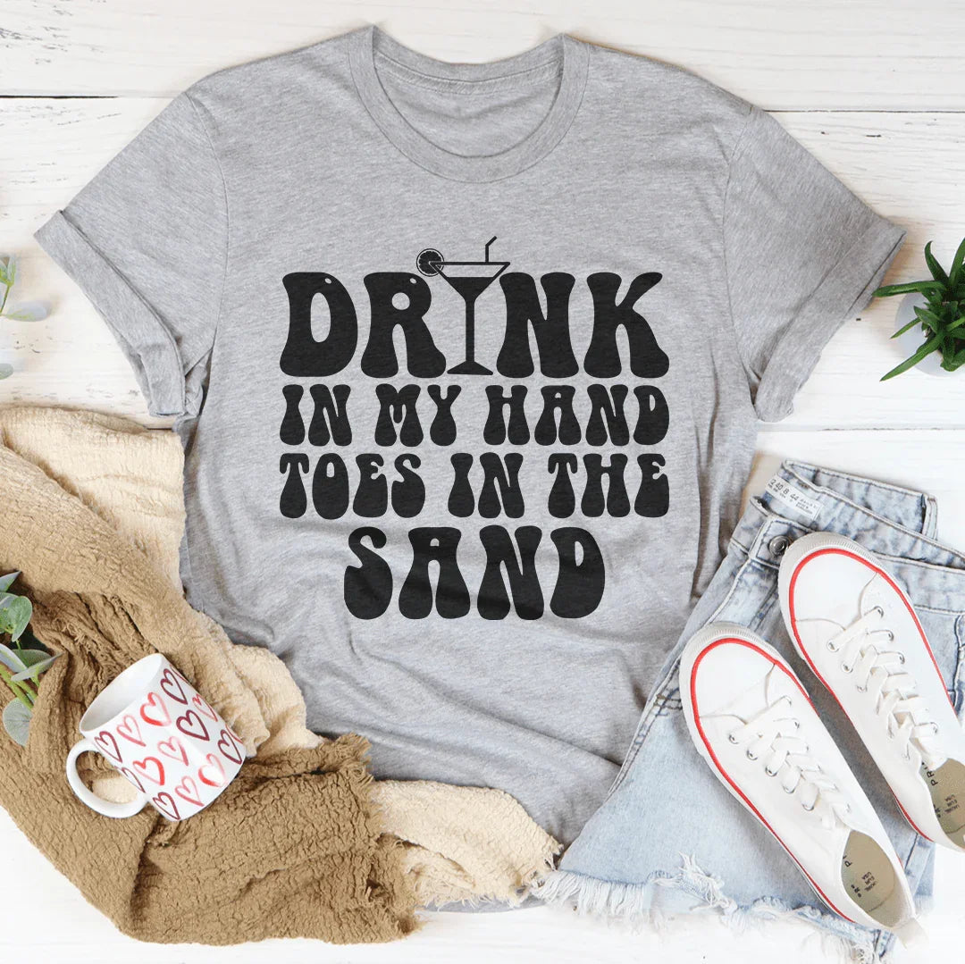 Camiseta "Bebe en mi mano, dedos de los pies en la arena"