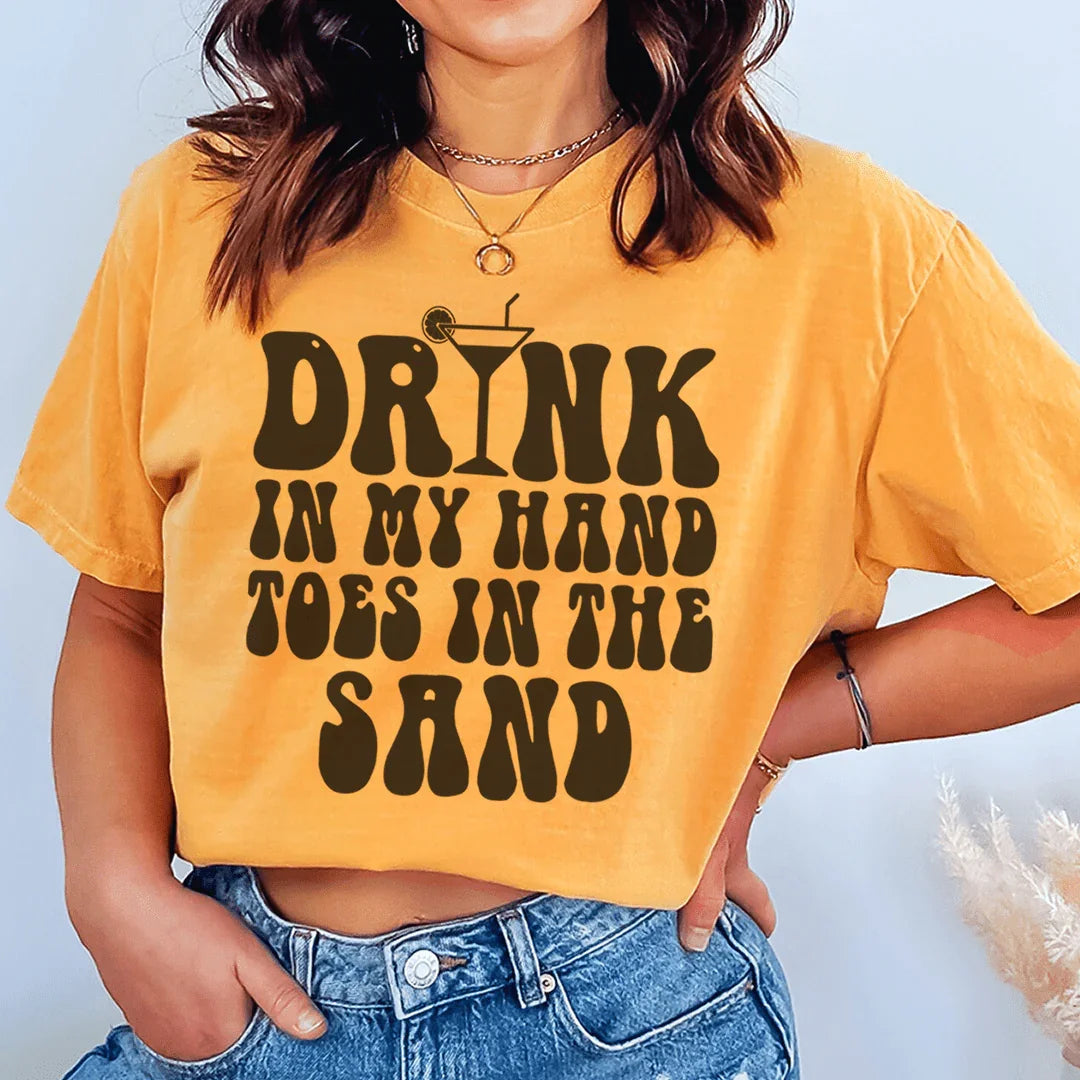 Camiseta "Bebe en mi mano, dedos de los pies en la arena"