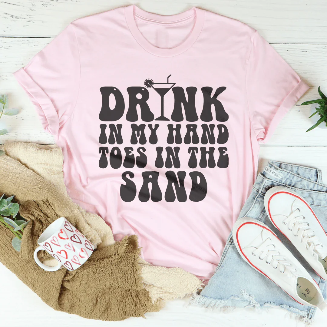 Camiseta "Bebe en mi mano, dedos de los pies en la arena"