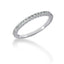Anillo de boda de diamantes pavé en oro blanco de 14k con grabado en forma de cola de pez V