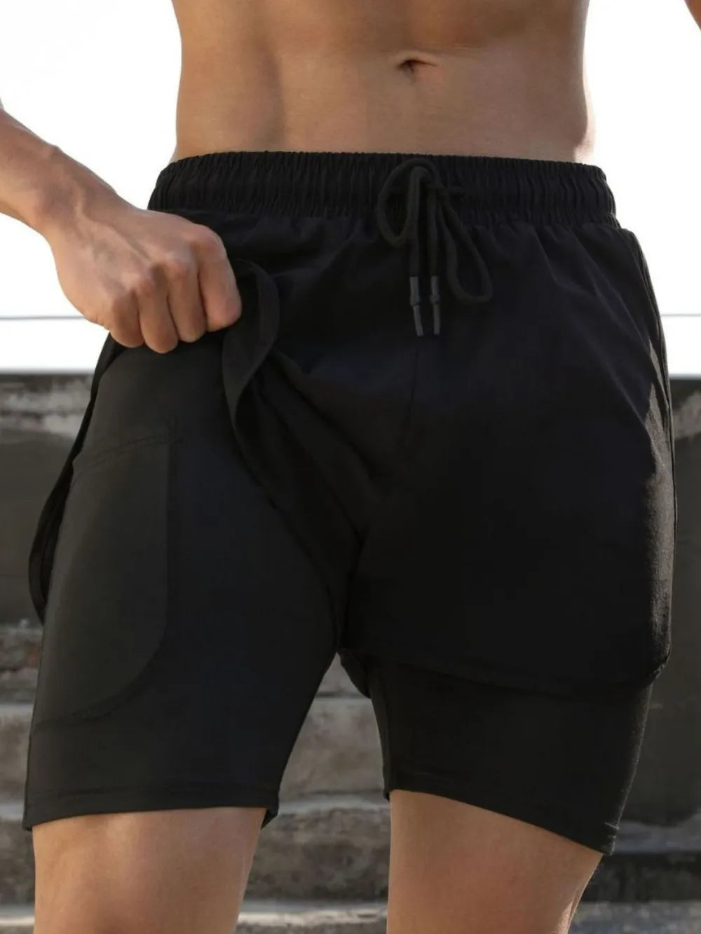 Shorts actifs pour hommes avec cordon de serrage et doublure de compression