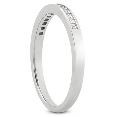 Anillo de boda de diamantes princesa engastados en canal de oro blanco de 14k