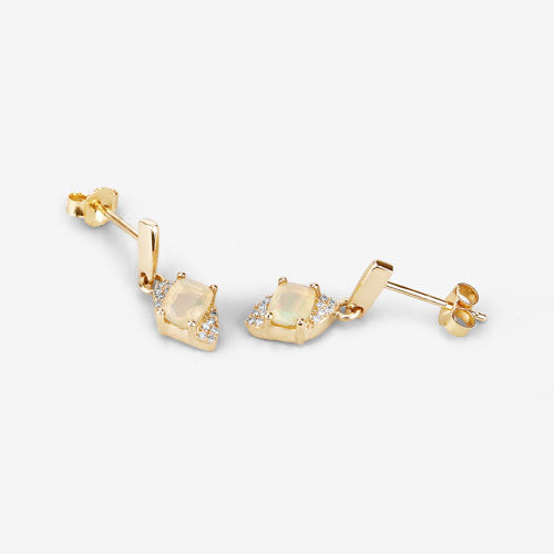 Boucles d'oreilles en opale éthiopienne et diamants blancs de 0,57 carat