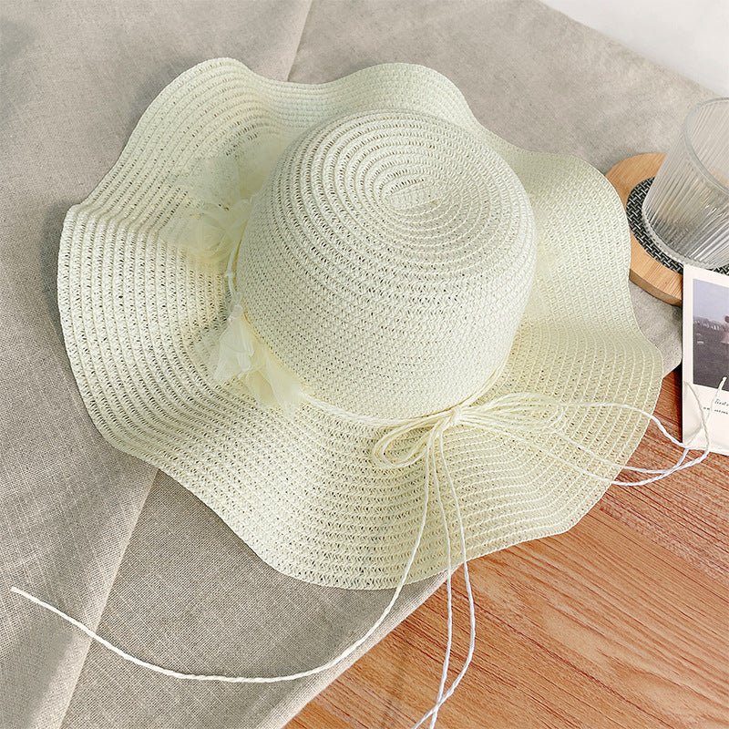 Chapeau de soleil en paille élégant et grand avec design floral