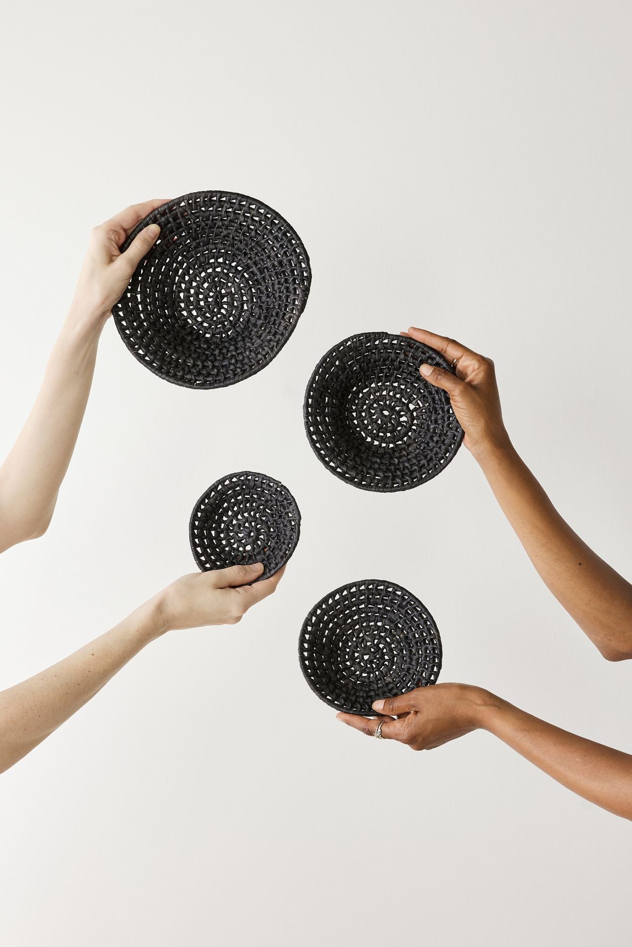 Juego de 4 cestas de aperitivos apilables Eluka en negro