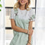 Robe salopette à bretelles larges ajustables et décolleté carré