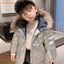 Chaqueta de plumas de longitud media para niños con cuello de piel
