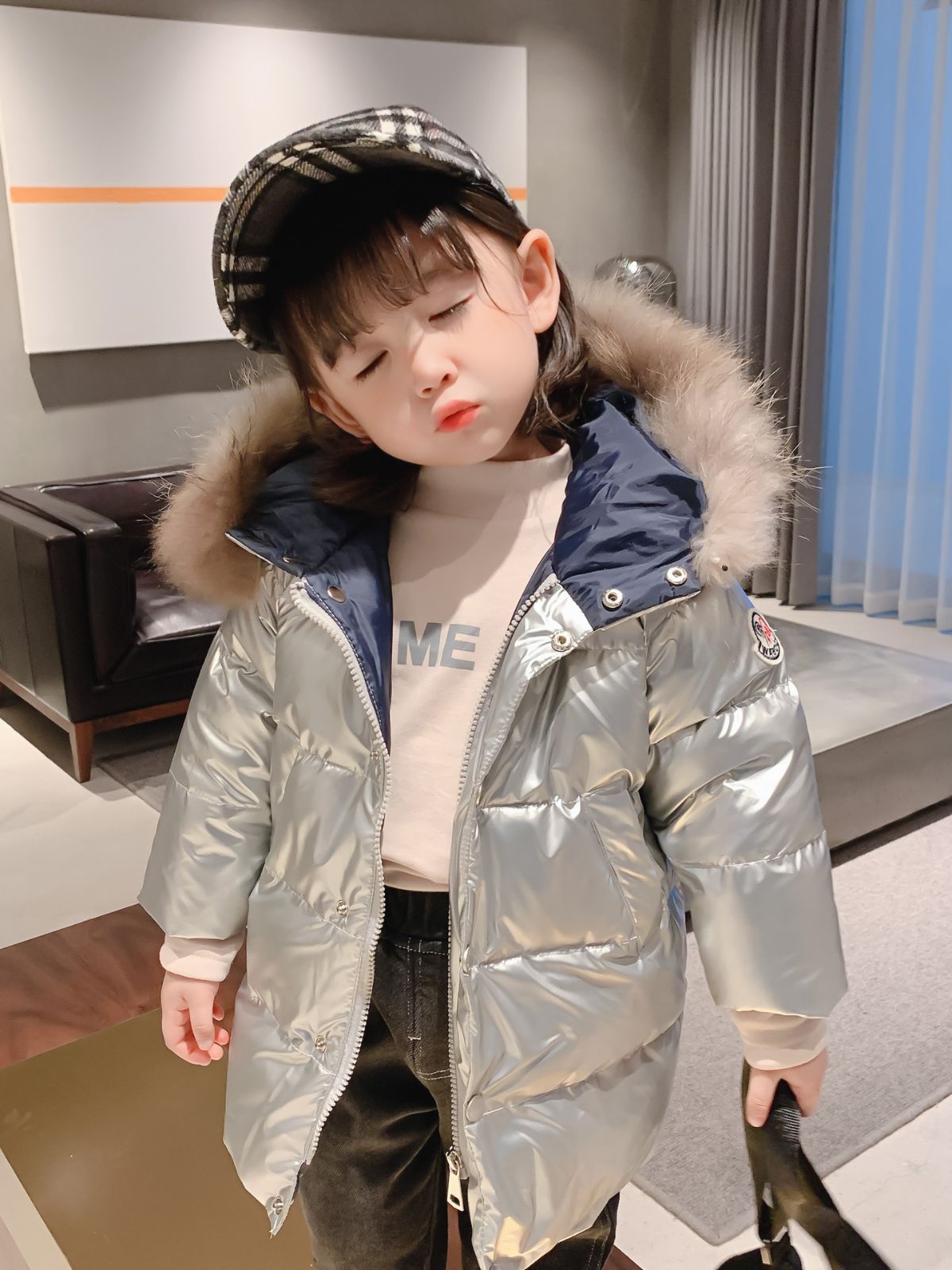 Chaqueta de plumas de longitud media para niños con cuello de piel