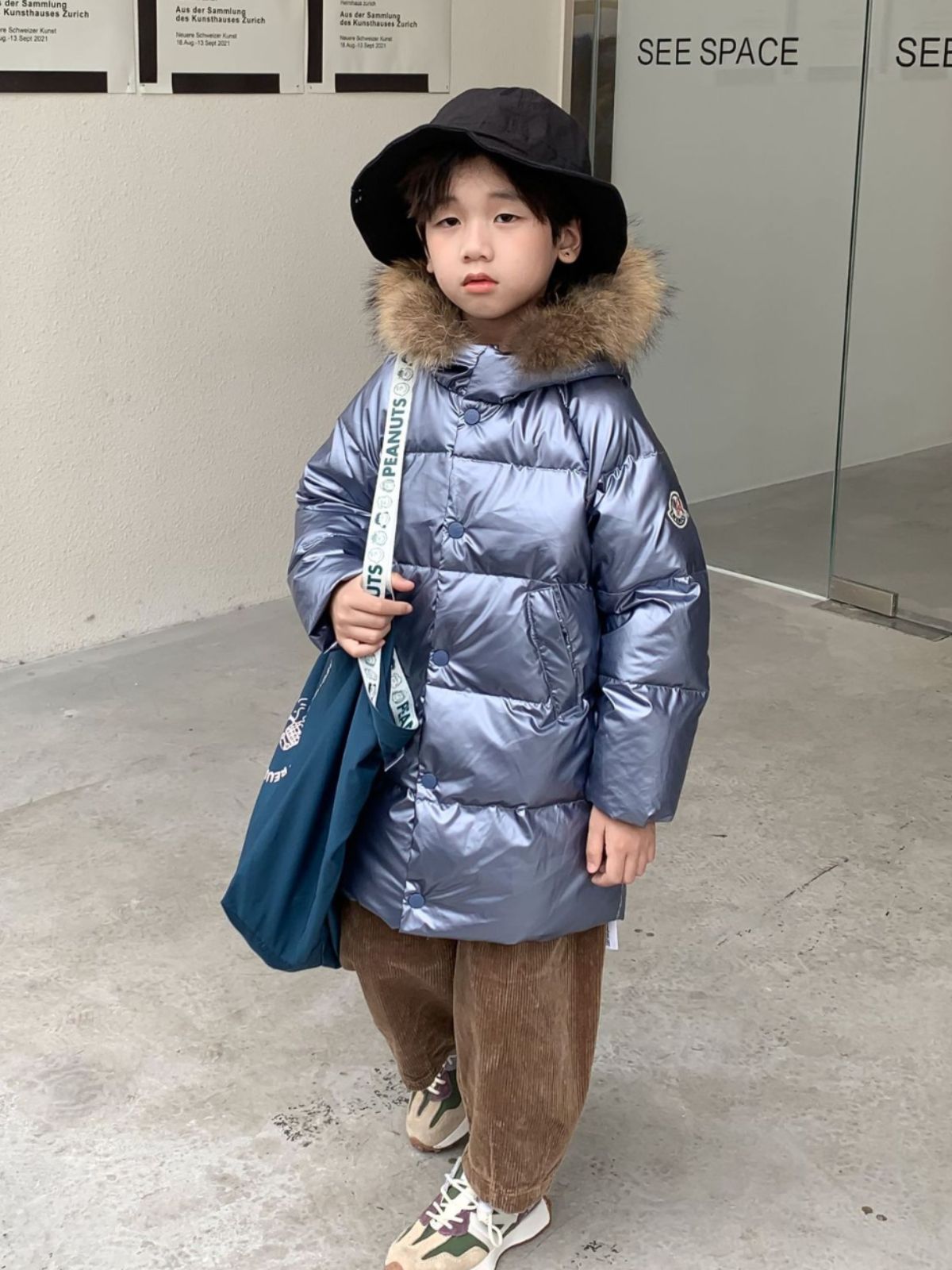 Chaqueta de plumas de longitud media para niños con cuello de piel