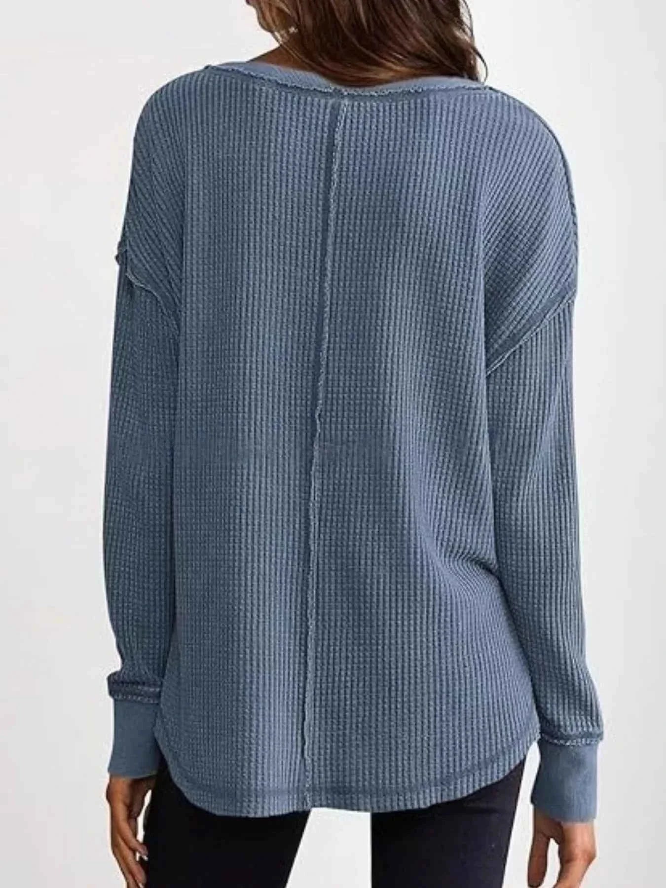 Camiseta de manga larga con corte y escote en V