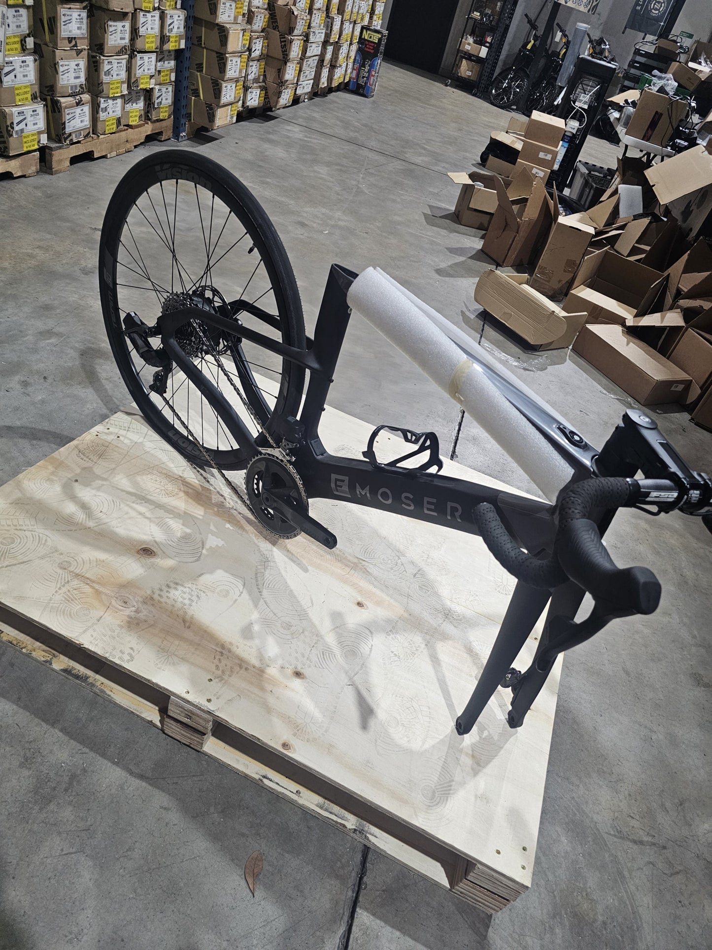 E-Road Rival 28'' 22-Speed Electric Bike - 250Wh FSA HM1 - Silver/Black - Size M (Open Box) - Korvel