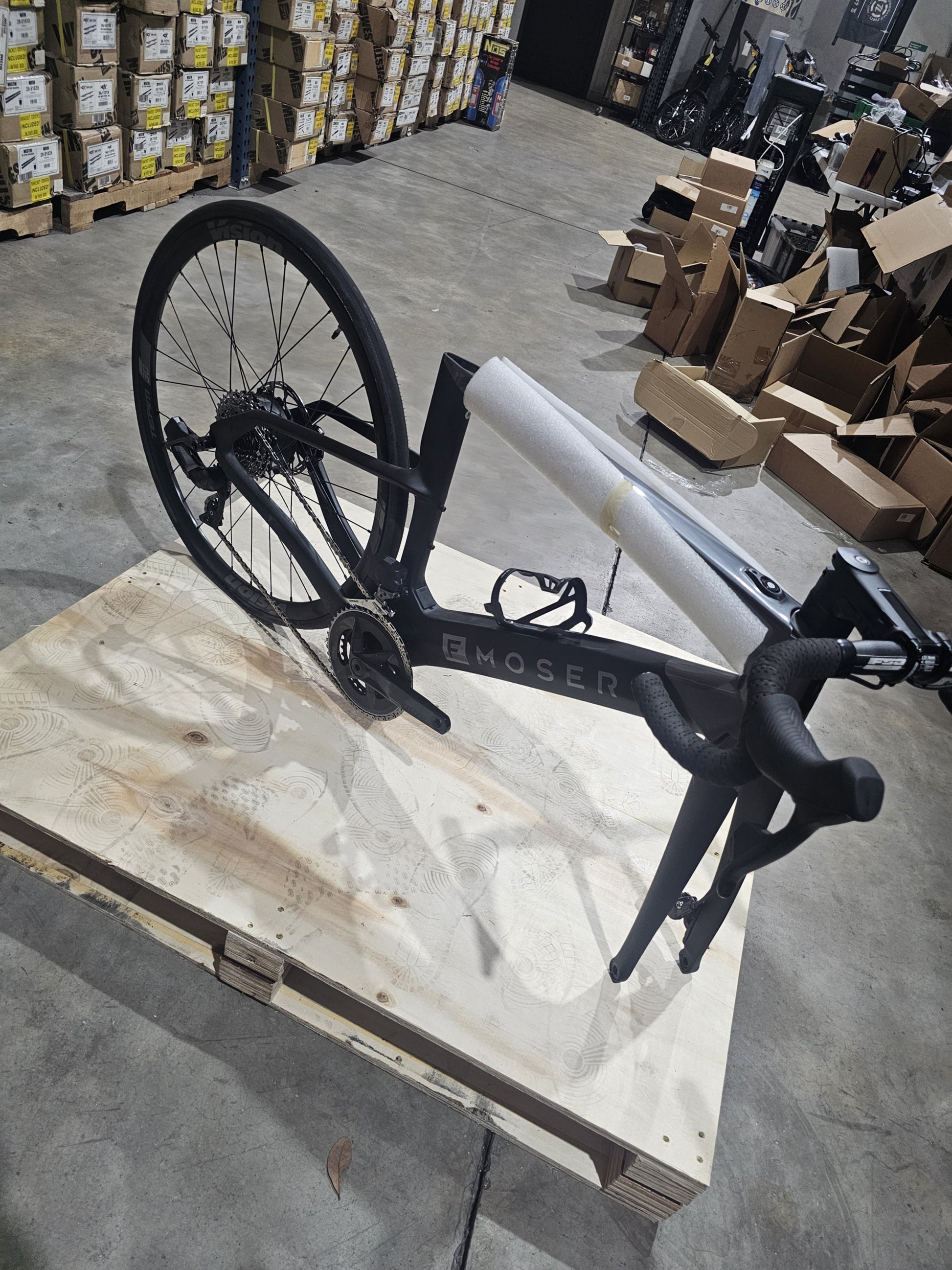 E-Road Rival 28'' 22-Speed Electric Bike - 250Wh FSA HM1 - Silver/Black - Size M (Open Box) - Korvel