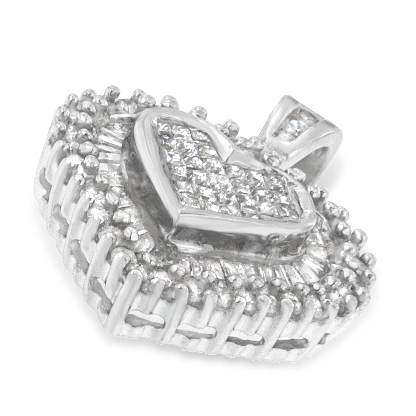 Collar con colgante de corazón de diamantes de corte múltiple en oro blanco de 10 quilates