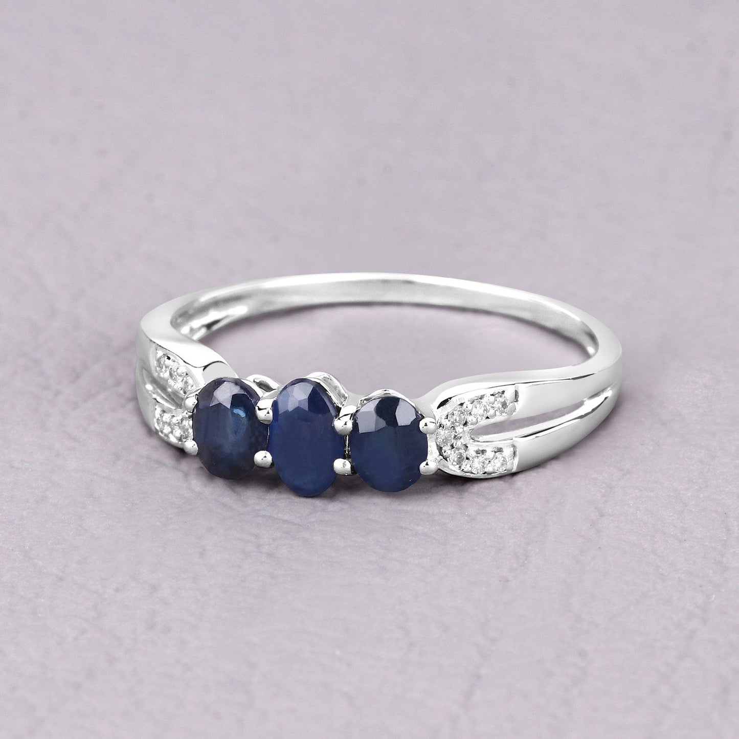 Bague de fiançailles en saphir bleu et diamant de 0,73 carat en or blanc 14K