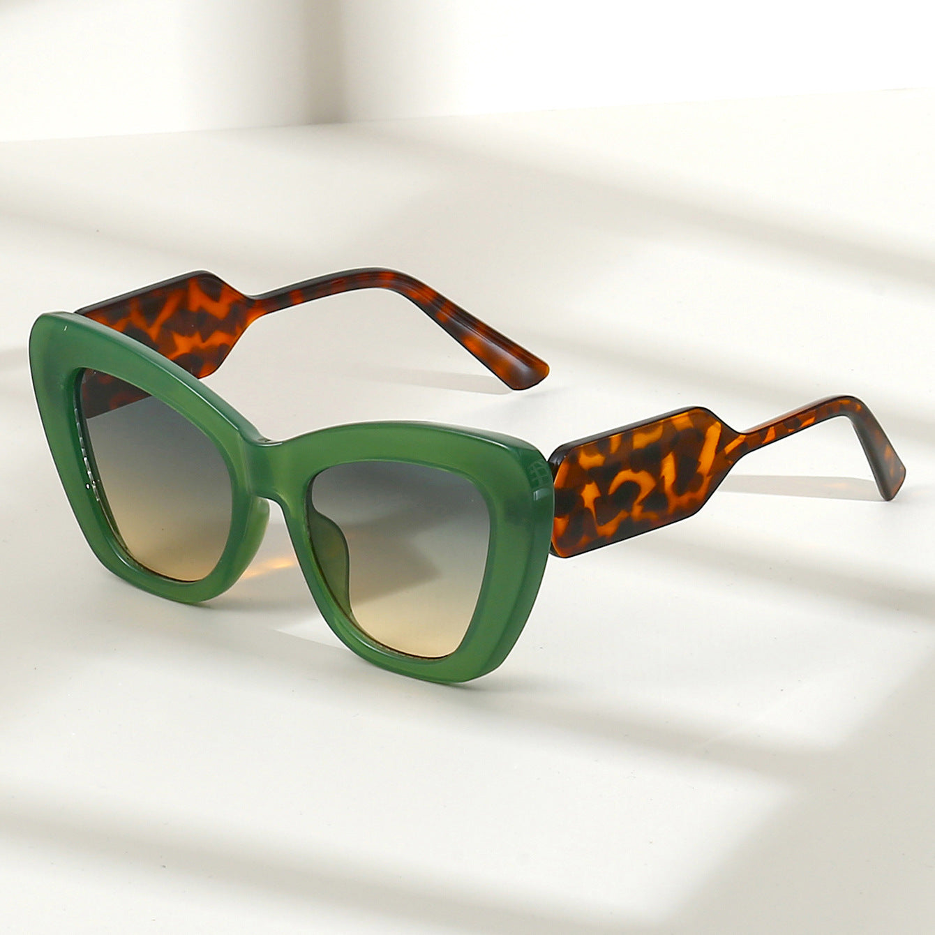 Lunettes de soleil élégantes à couleurs contrastées pour toutes les occasions
