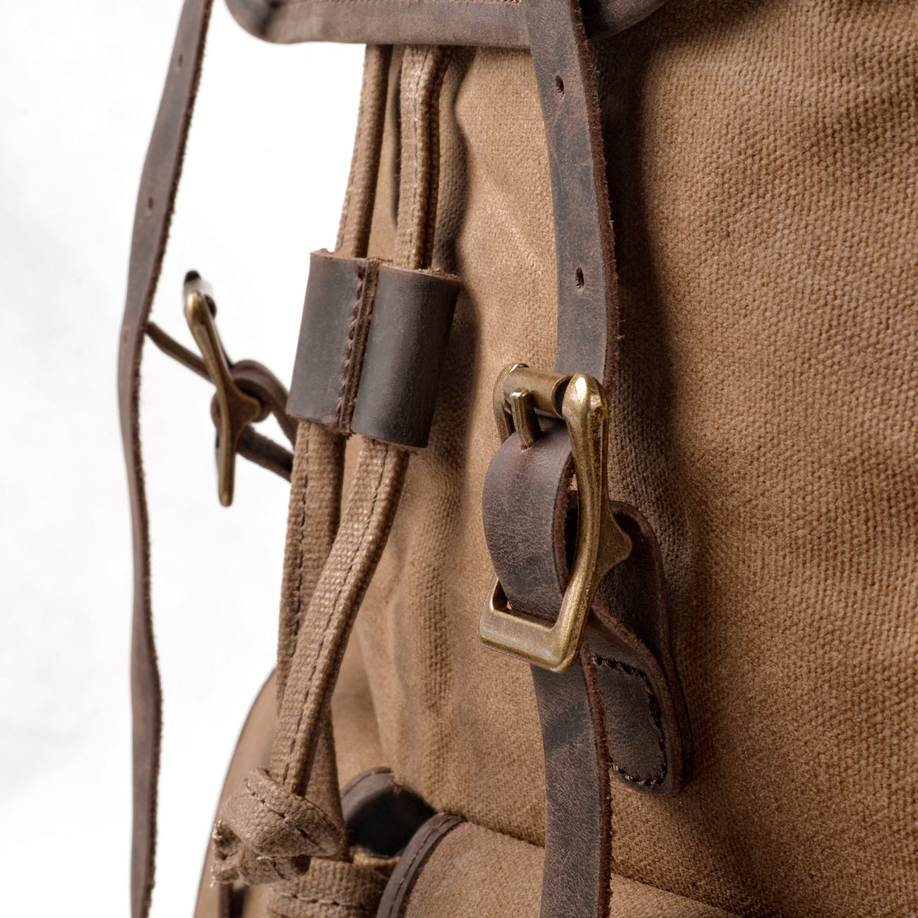 Mochila de Viaje Premium con Acentos de Lona y Cuero