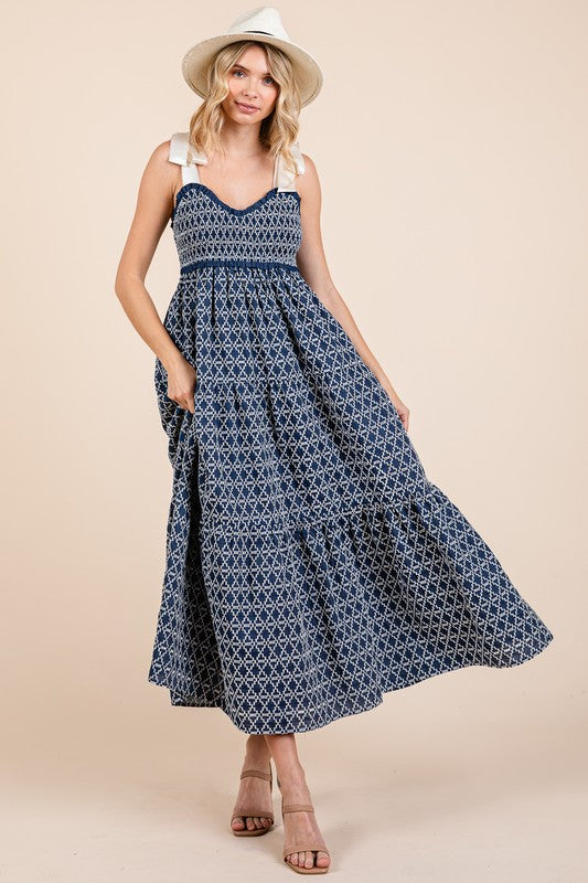 Robe midi à épaules nouées smockée brodée géométrique