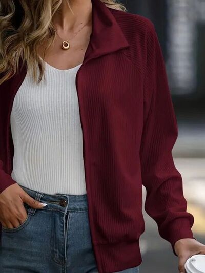 Chaqueta blanca con cremallera y cuello para mujer versátil