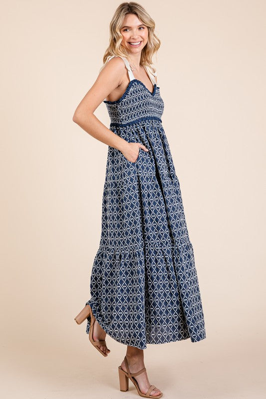 Robe midi à épaules nouées smockée brodée géométrique