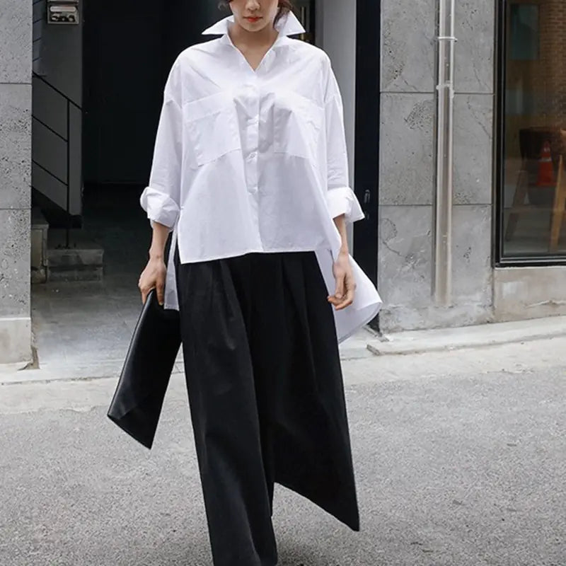 Camisa Blanca de Mujer de Corte Suelto y Manga Larga Irregular