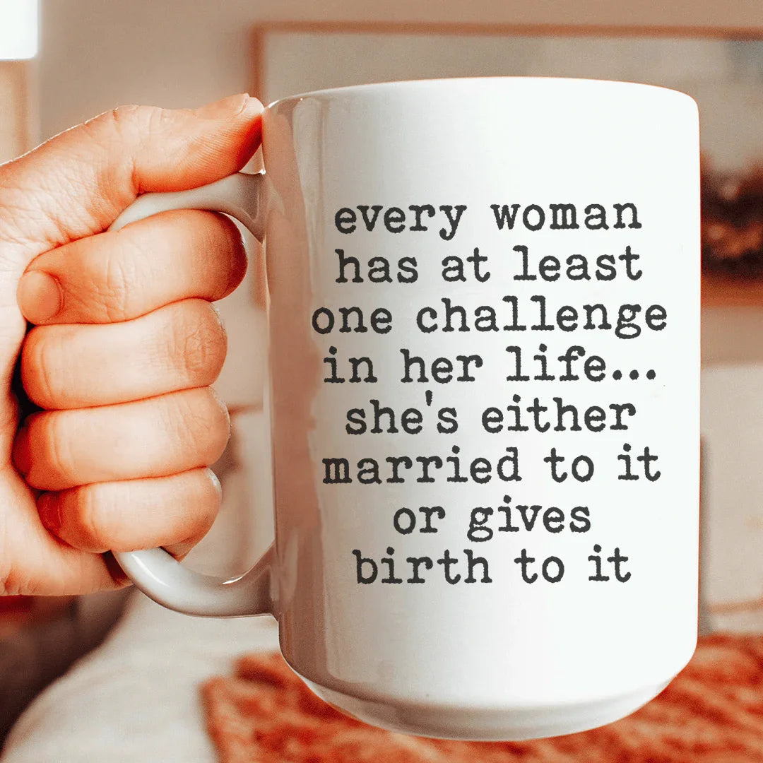 Cada mujer tiene al menos un desafío en la vida Taza de 15 oz