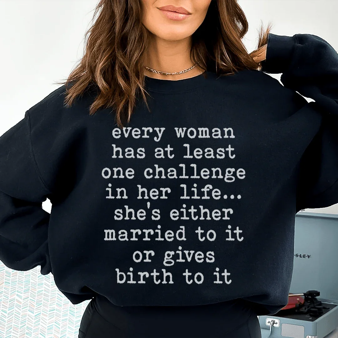 Sudadera con capucha "Toda mujer tiene al menos un desafío en la vida"