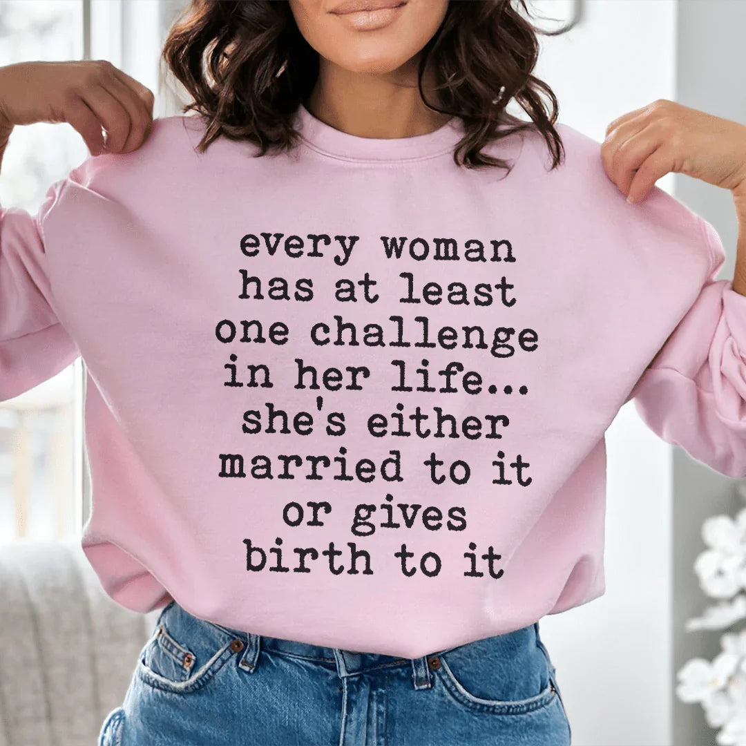Sudadera con capucha "Toda mujer tiene al menos un desafío en la vida"